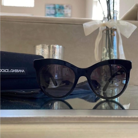 Dolce&Gabbana sunglasses D&G comes with
Box eyewear cat style authentic - Picture 1 of 7